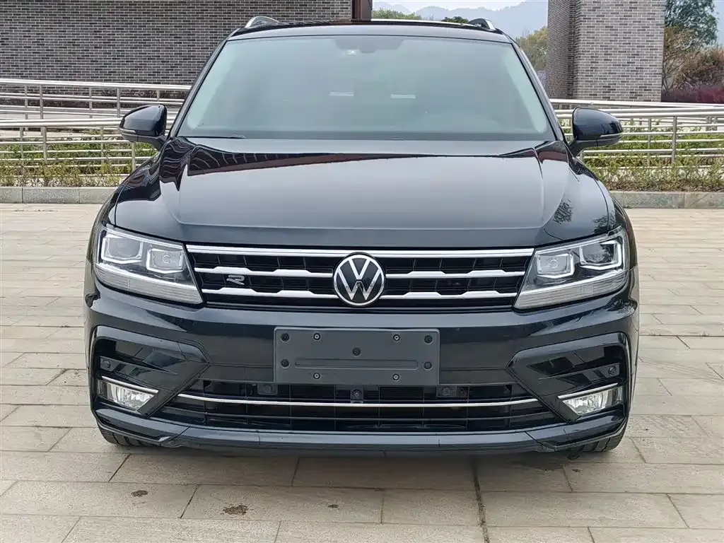Volkswagen Tiguan L — фото 1