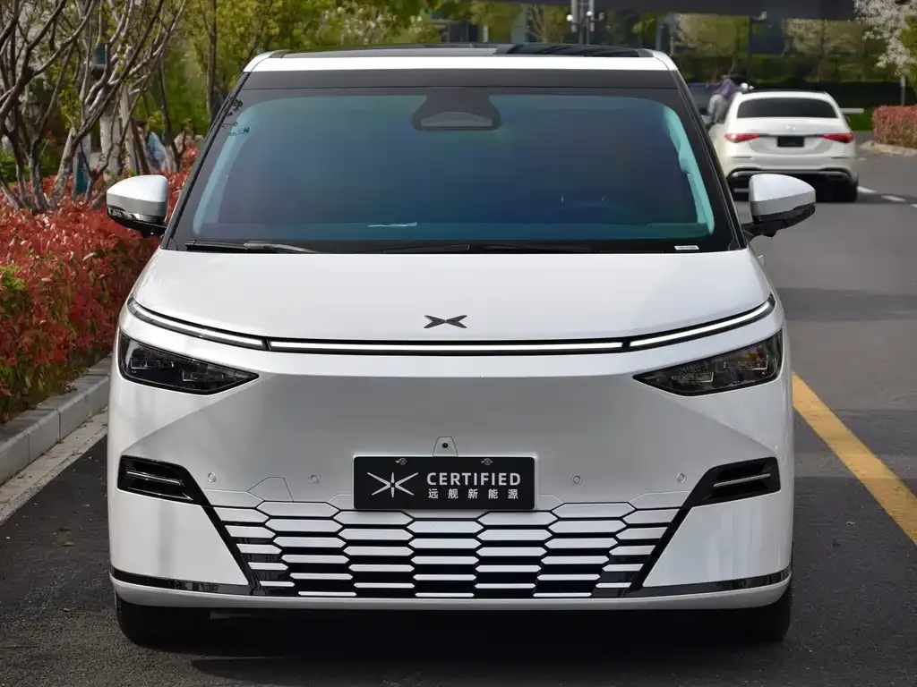 XPeng X9 — фото 10