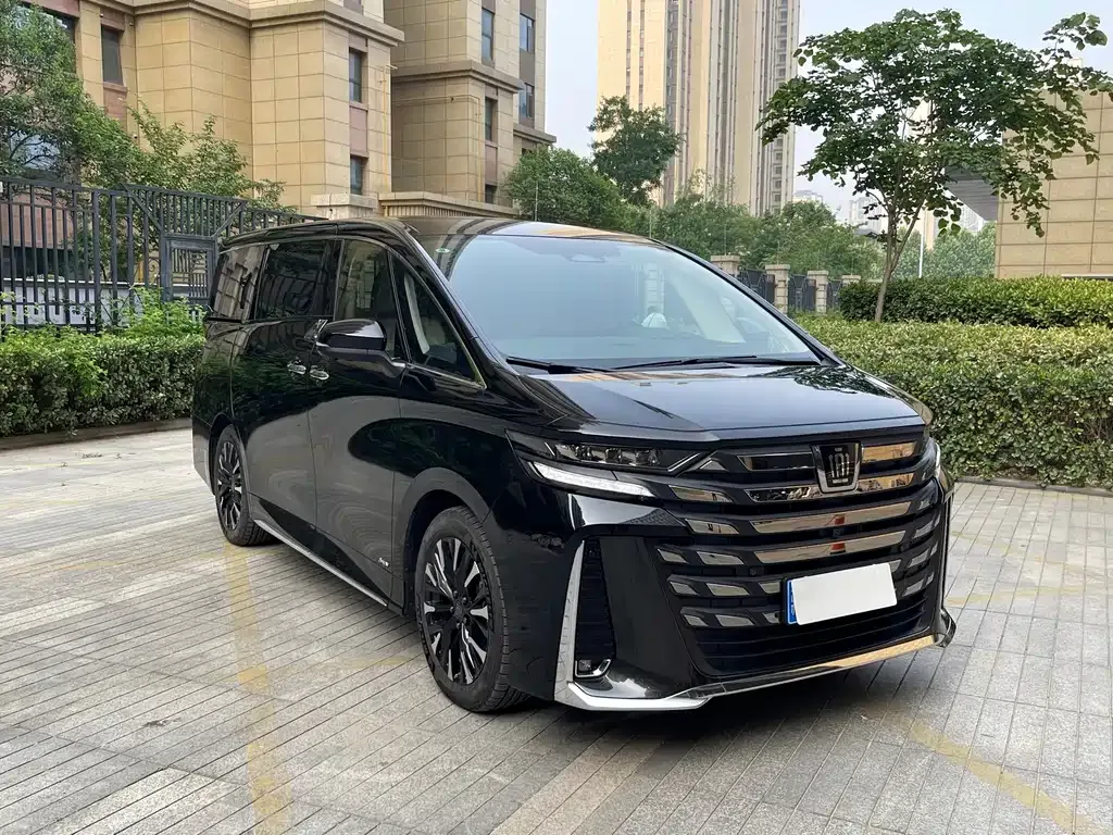 Toyota Vellfire — фото 1
