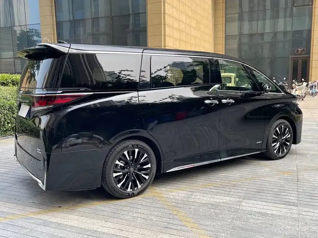 Toyota Vellfire — фото 2