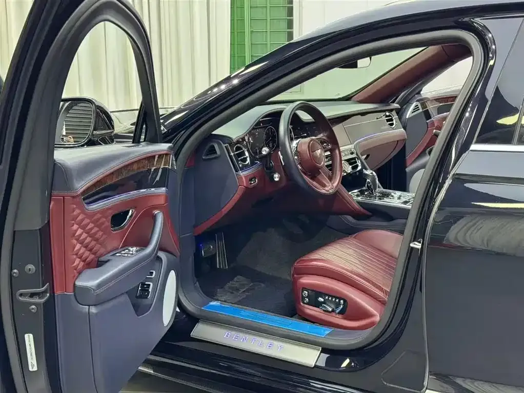 Bentley Flying Spur — фото 10