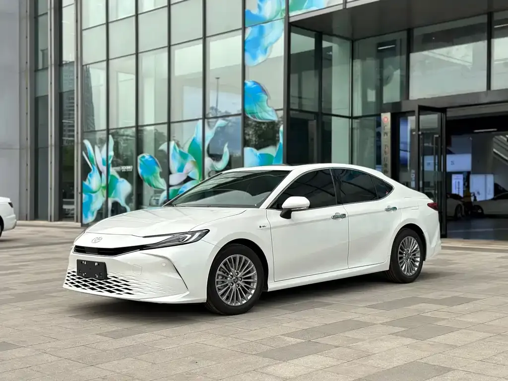 Toyota Camry — фото 1