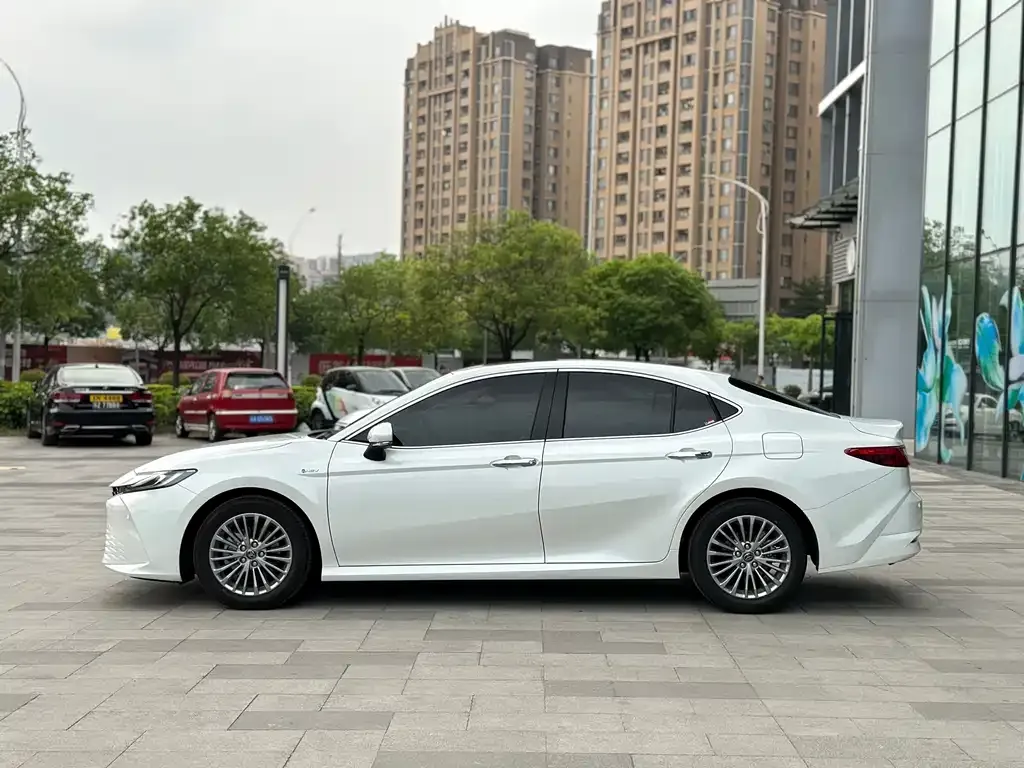 Toyota Camry — фото 2