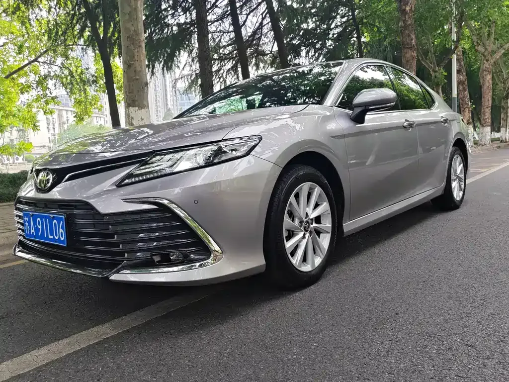 Toyota Camry — фото 1