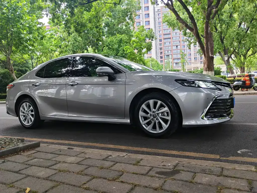 Toyota Camry — фото 9