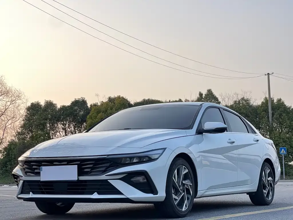Hyundai Elantra — фото 1