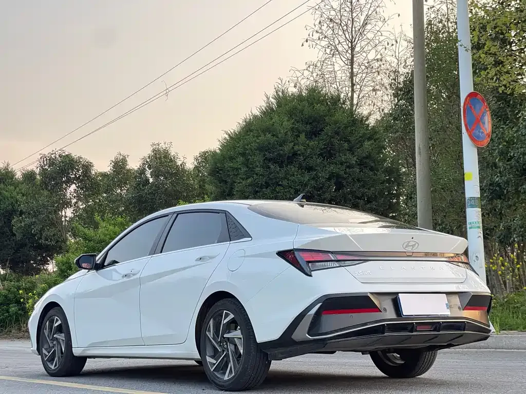 Hyundai Elantra — фото 10