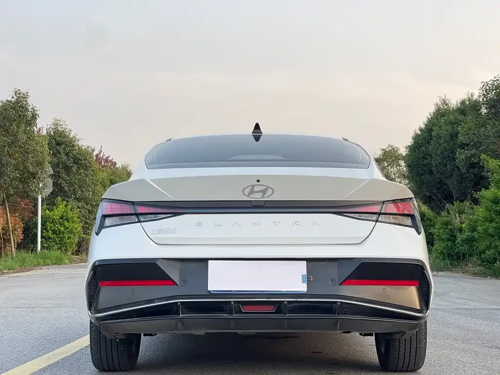 Hyundai Elantra — фото 9