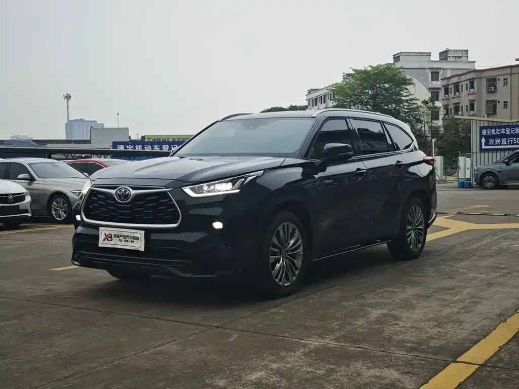 Toyota Highlander — фото 1