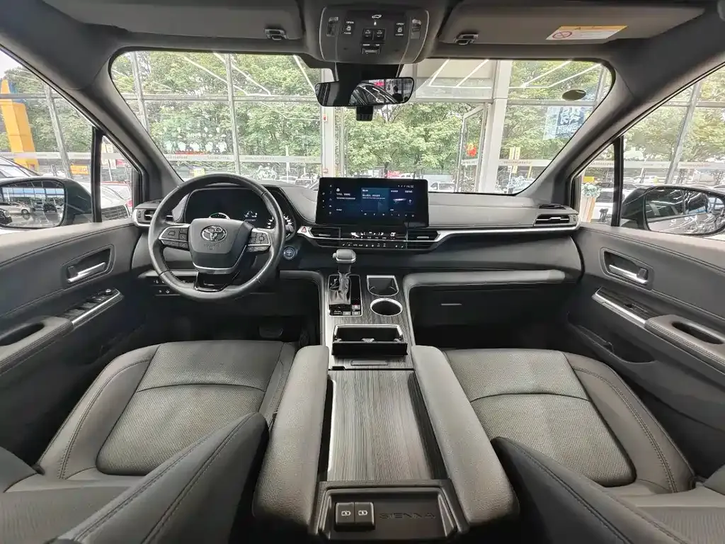 Toyota Sienna — фото 10