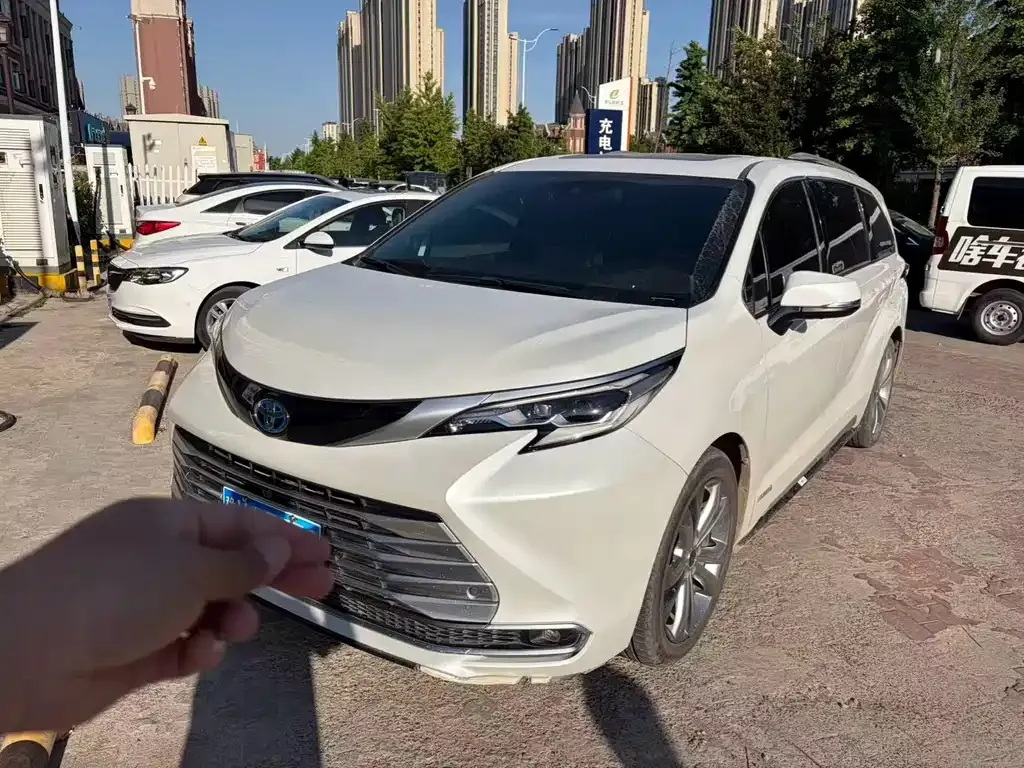 Toyota Sienna — фото 1