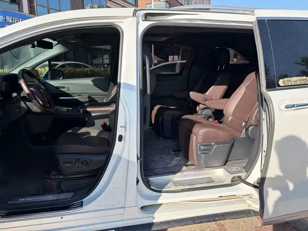 Toyota Sienna — фото 3