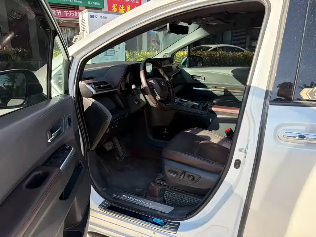 Toyota Sienna — фото 2