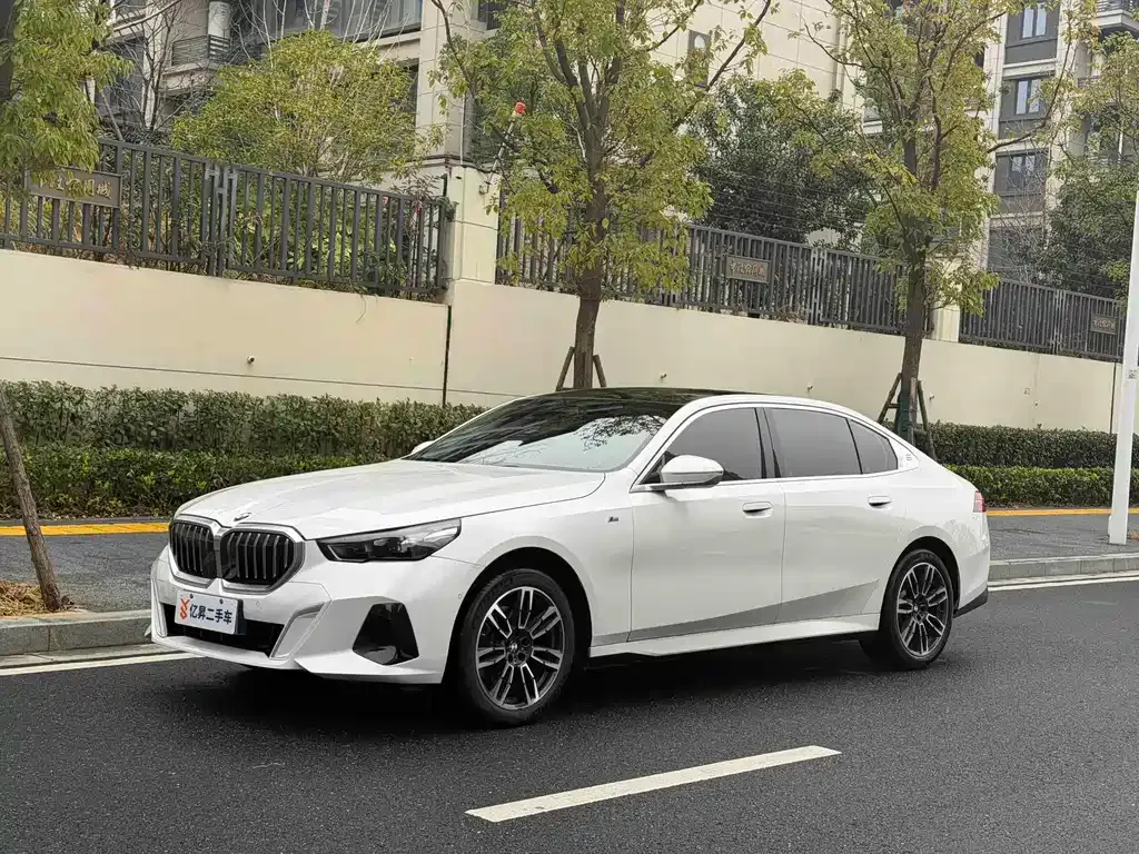 BMW 5 Series — фото 1