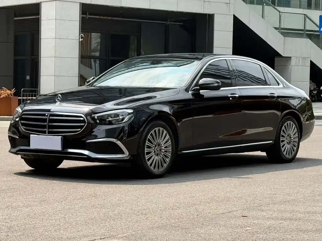 Mercedes-Benz E-Class — фото 1