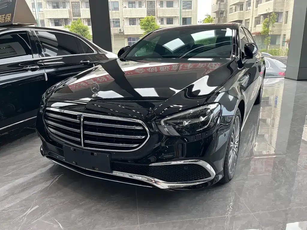 Mercedes-Benz E-Class — фото 1