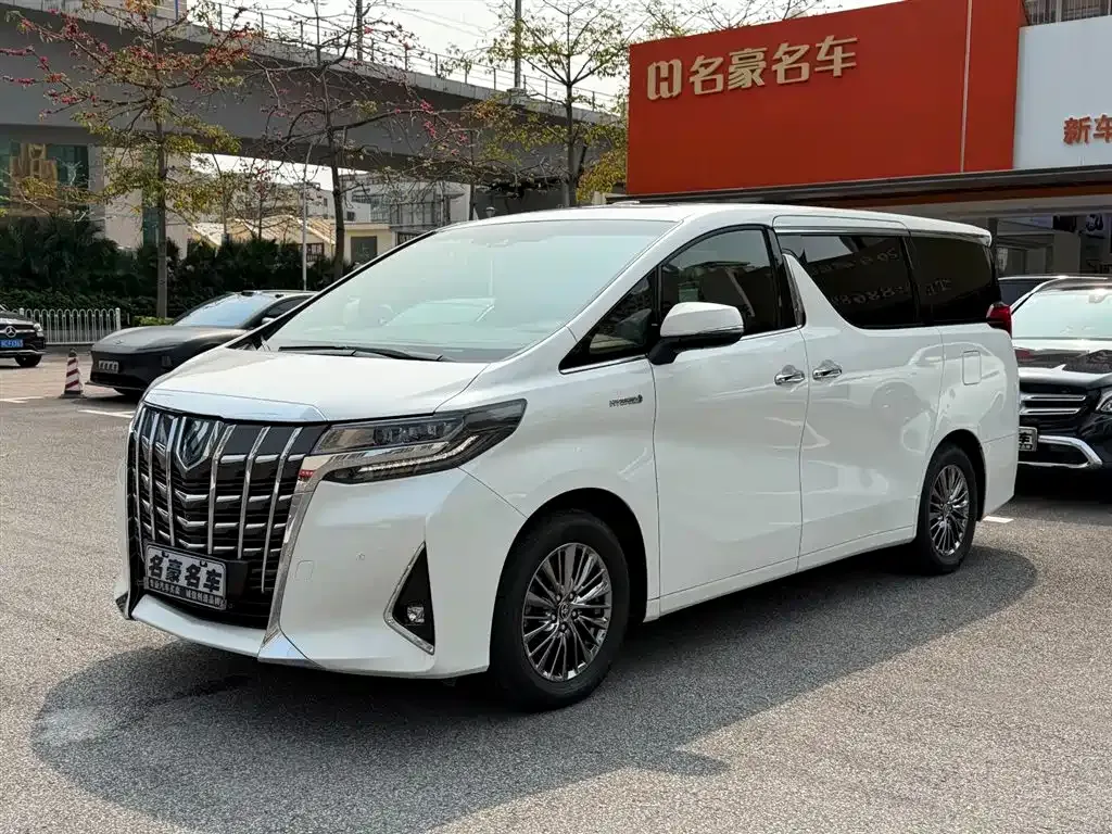 Toyota Alphard — фото 1