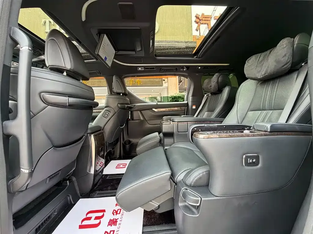 Toyota Alphard — фото 4