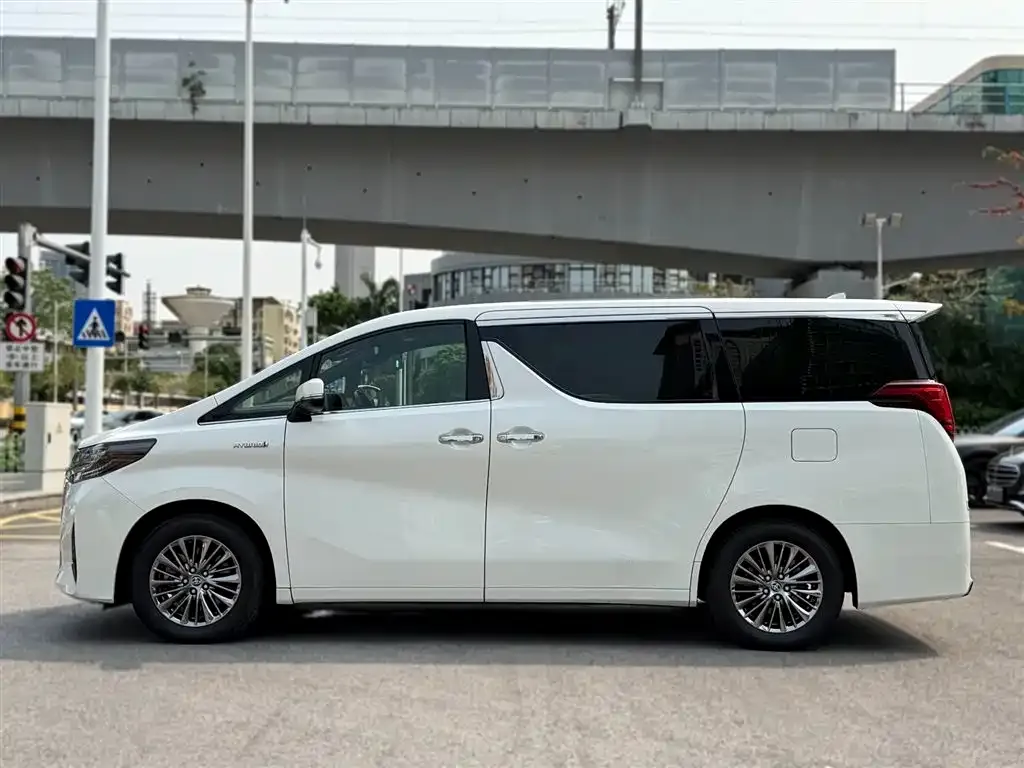 Toyota Alphard — фото 2
