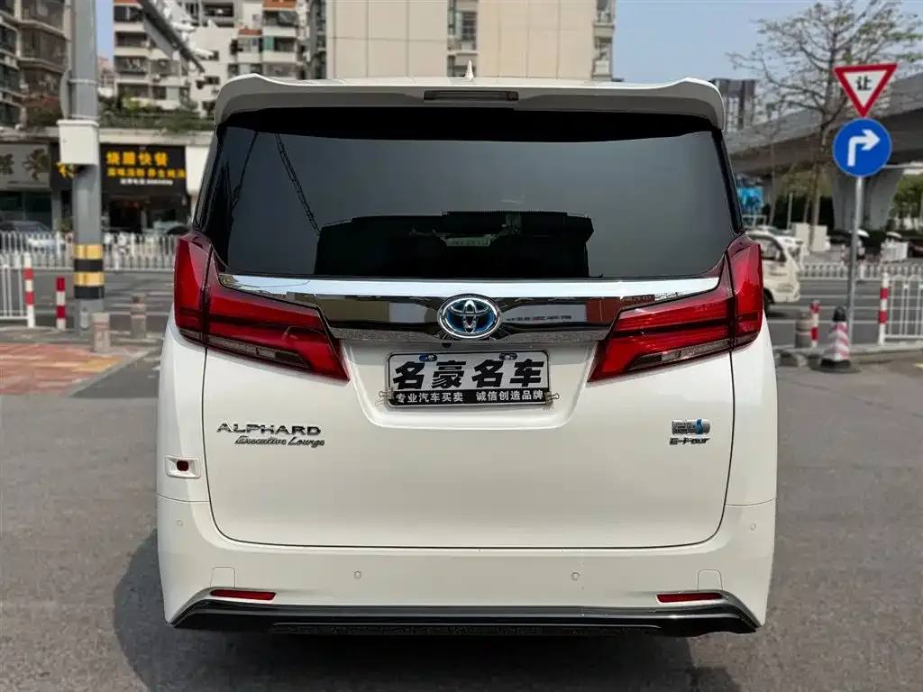 Toyota Alphard — фото 5