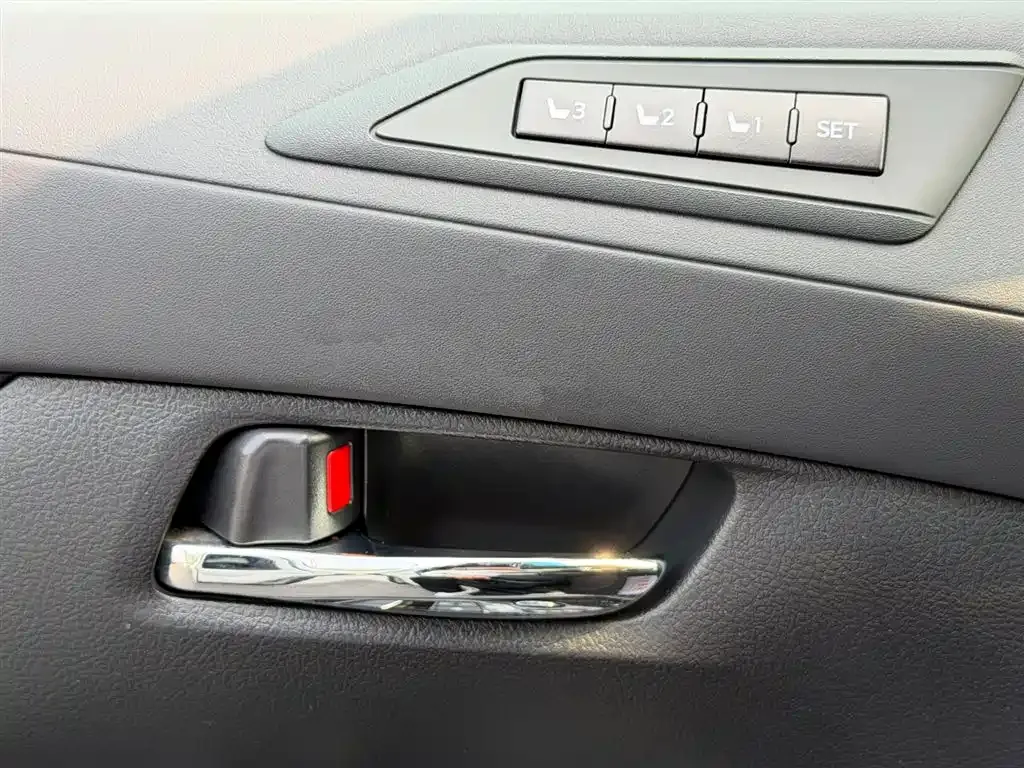 Toyota Alphard — фото 7