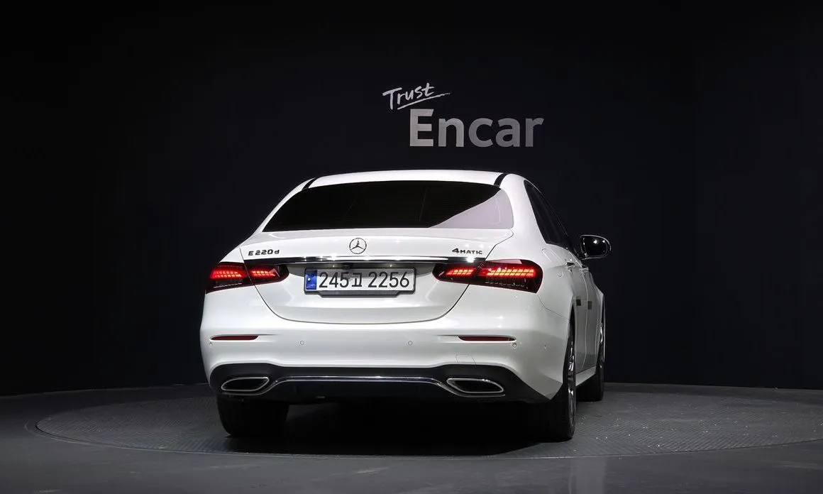 Mercedes-Benz E-Class — фото 4