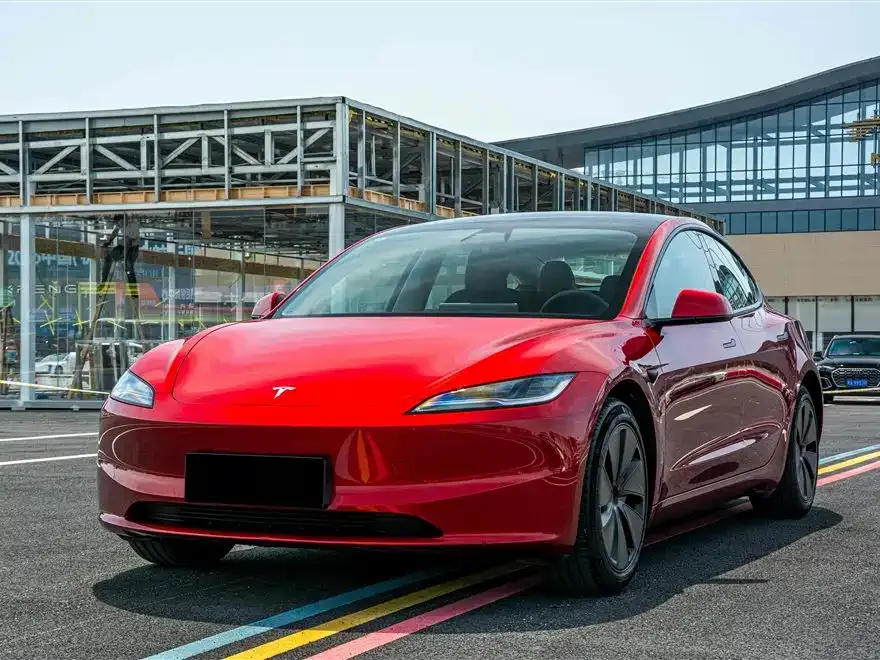 Tesla Model 3 — фото 1