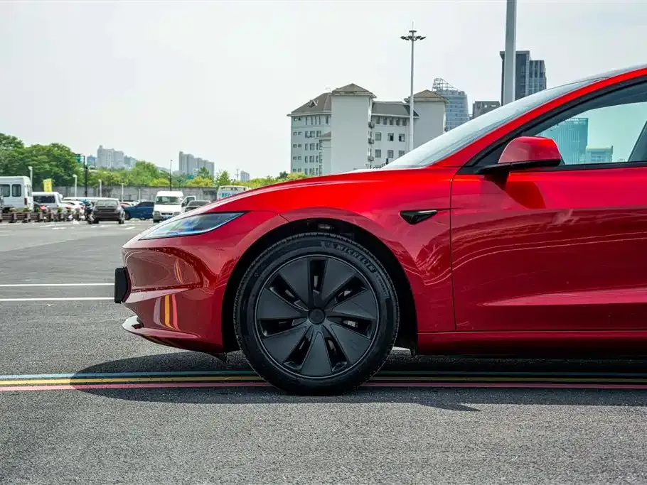 Tesla Model 3 — фото 10