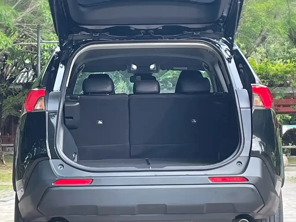 Toyota RAV4 — фото 2