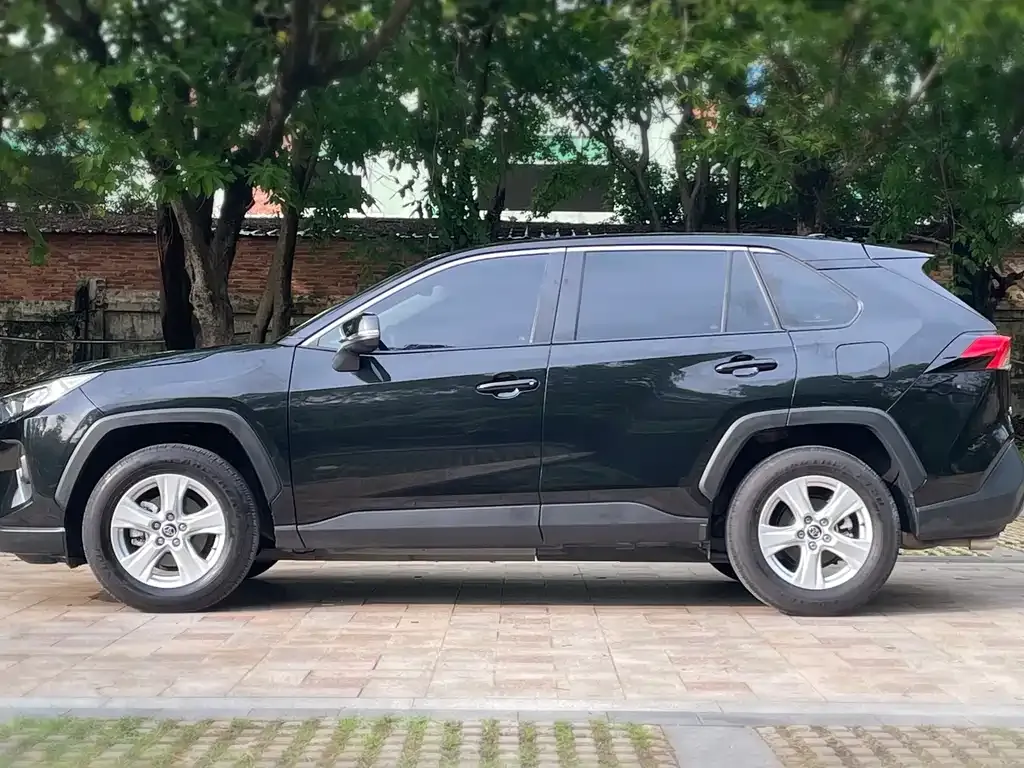 Toyota RAV4 — фото 8