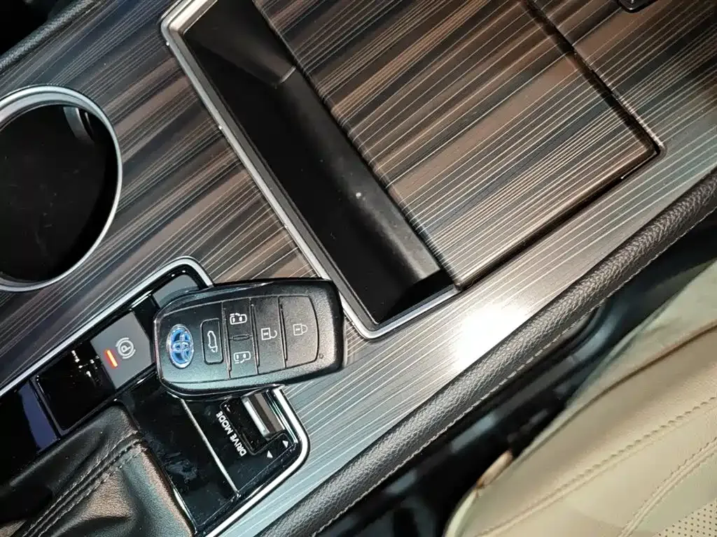 Toyota Granvia — фото 10