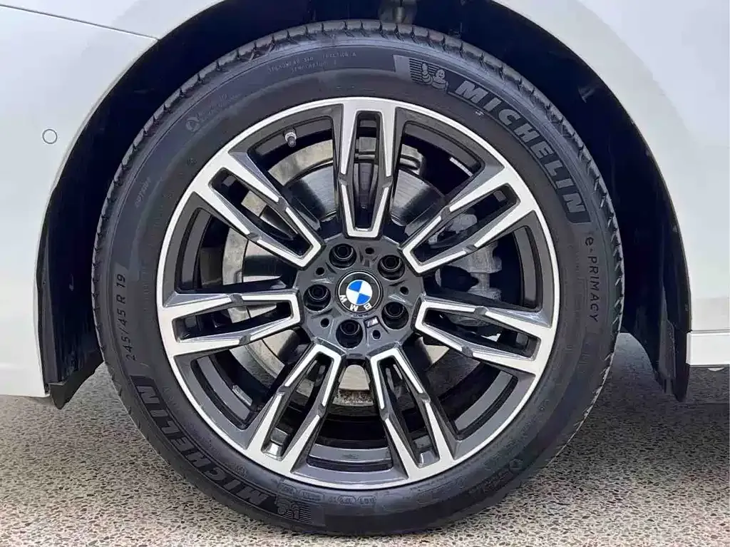 BMW 5 Series — фото 10