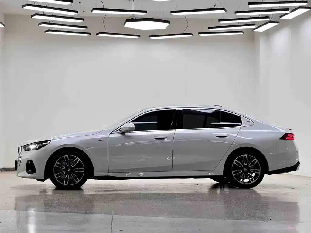 BMW 5 Series — фото 4