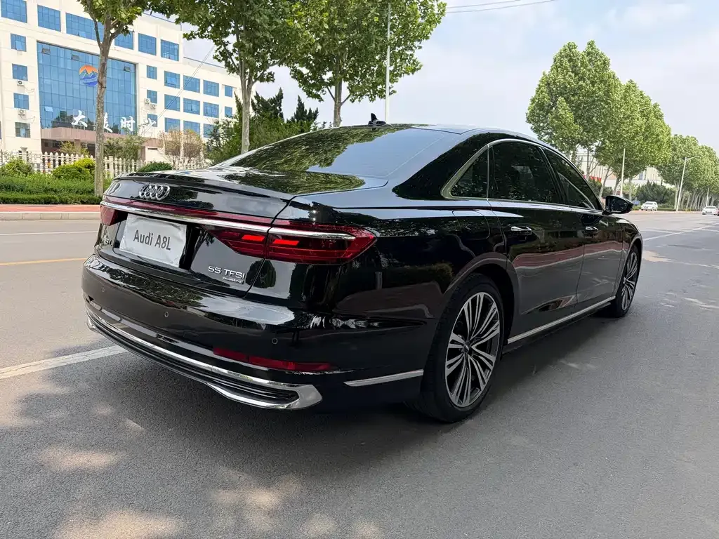 Audi A8 — фото 7
