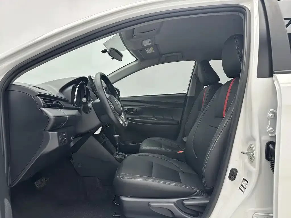 Toyota Yaris L — фото 2