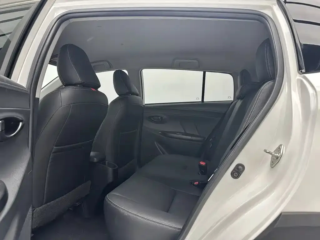Toyota Yaris L — фото 4