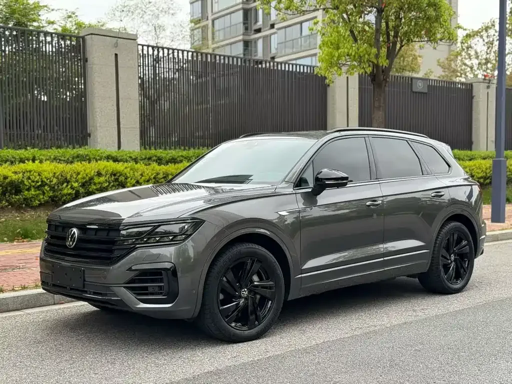 Volkswagen Touareg — фото 1