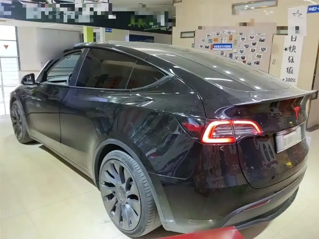 Tesla Model Y — фото 10