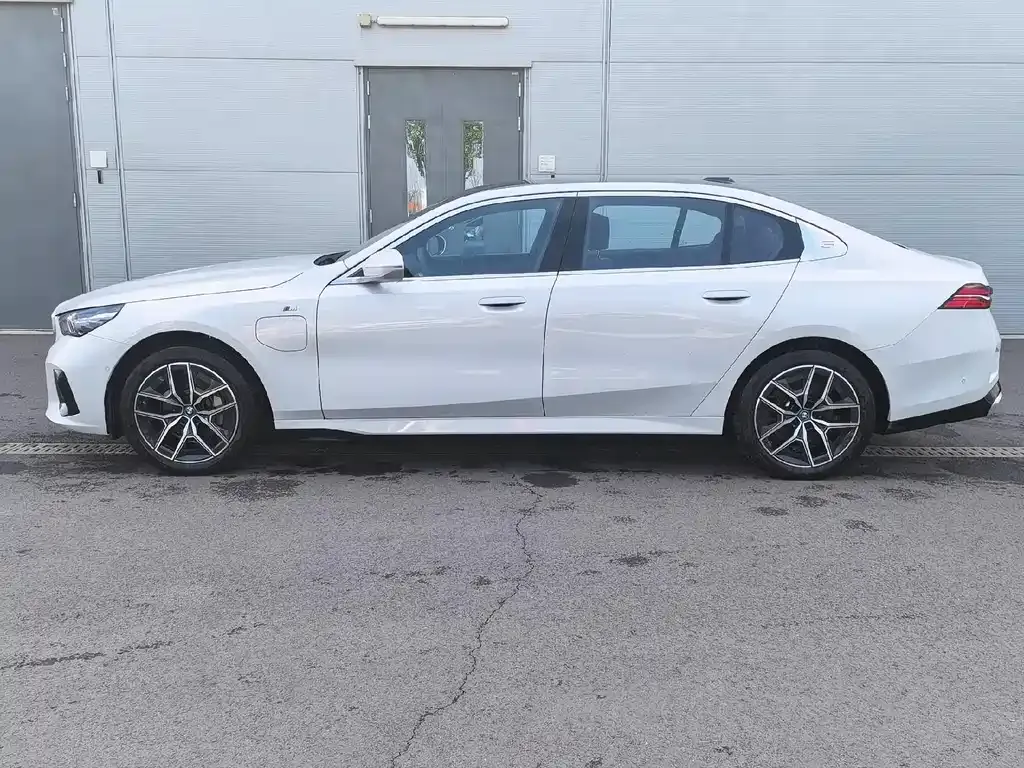 BMW i5 — фото 5