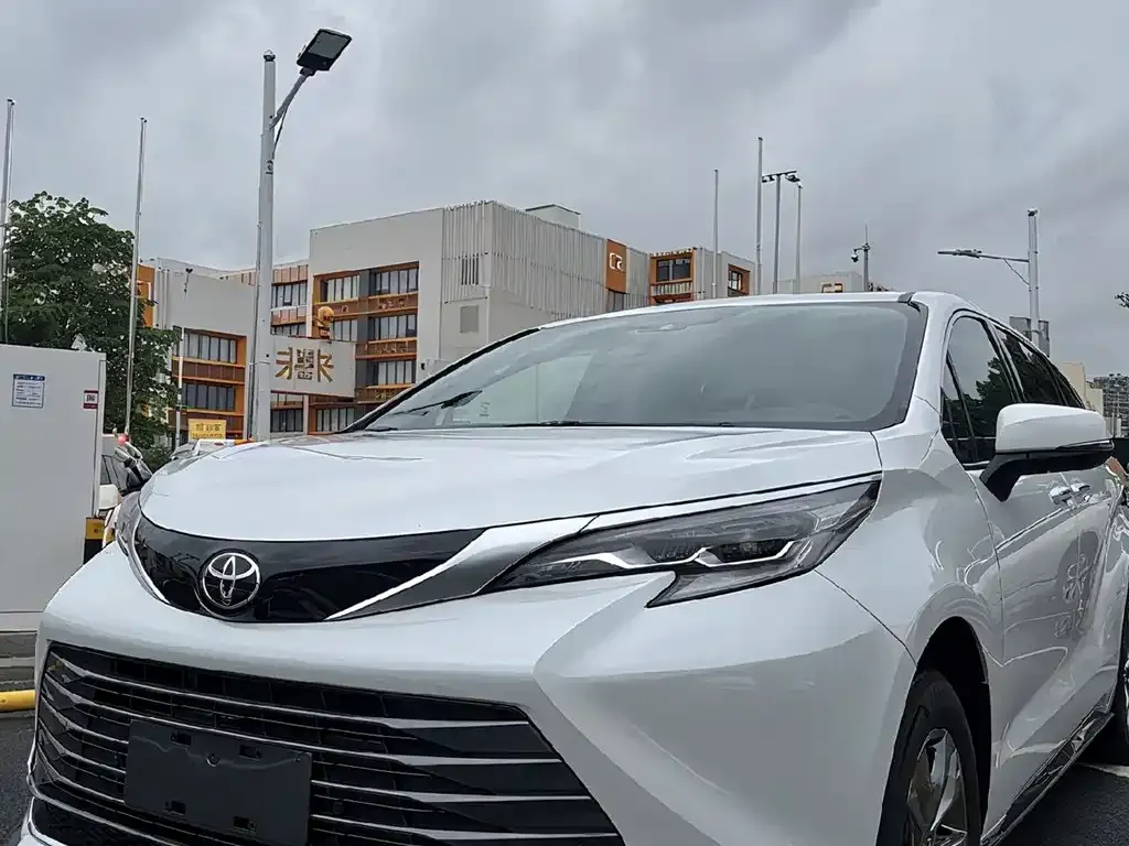 Toyota Sienna — фото 1