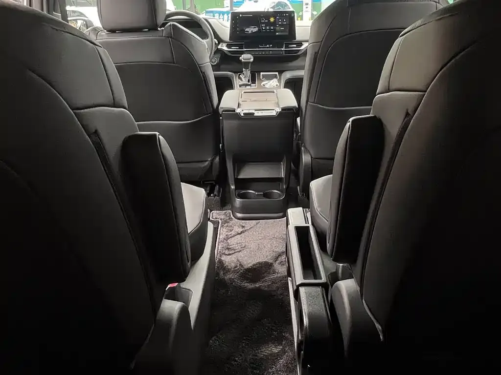 Toyota Sienna — фото 2