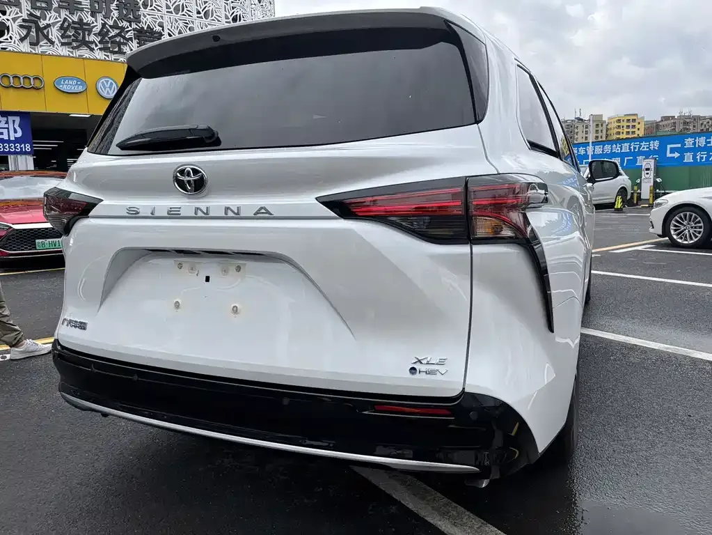 Toyota Sienna — фото 3