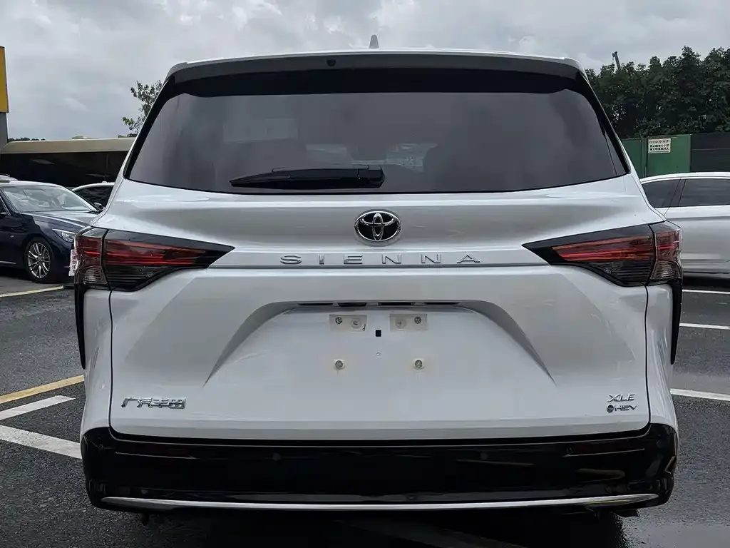 Toyota Sienna — фото 8