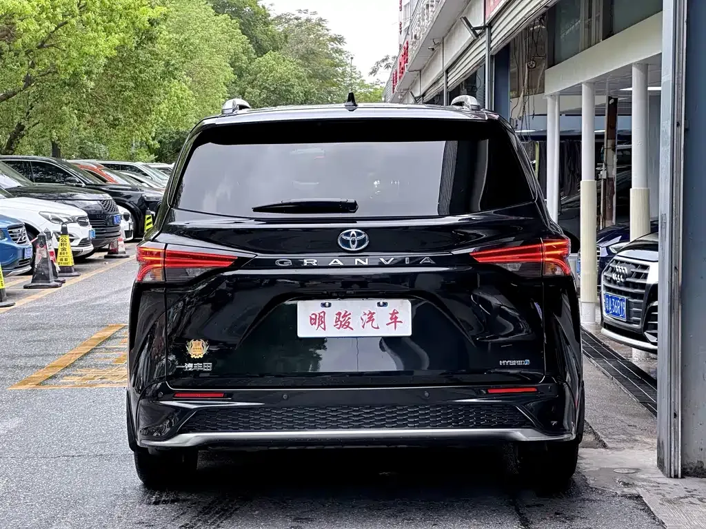 Toyota Granvia — фото 7