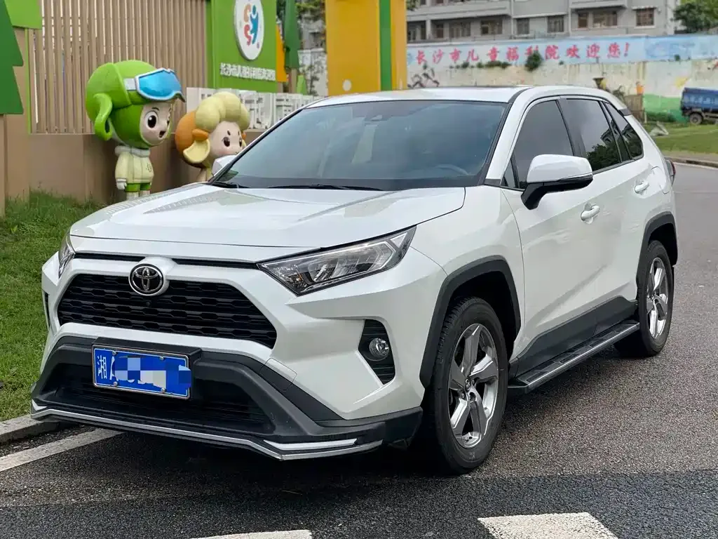 Toyota RAV4 — фото 1