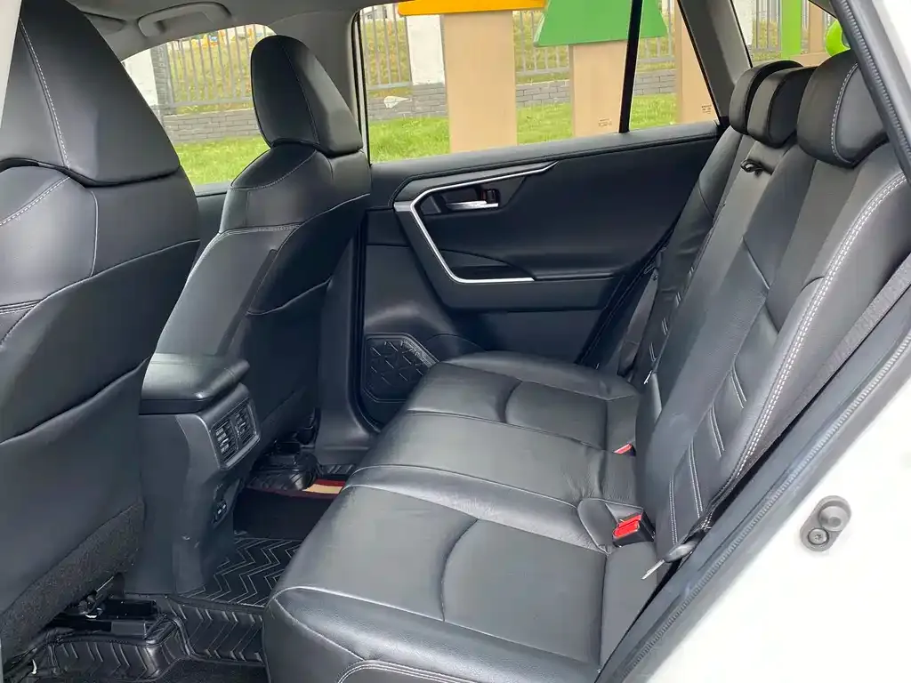 Toyota RAV4 — фото 7
