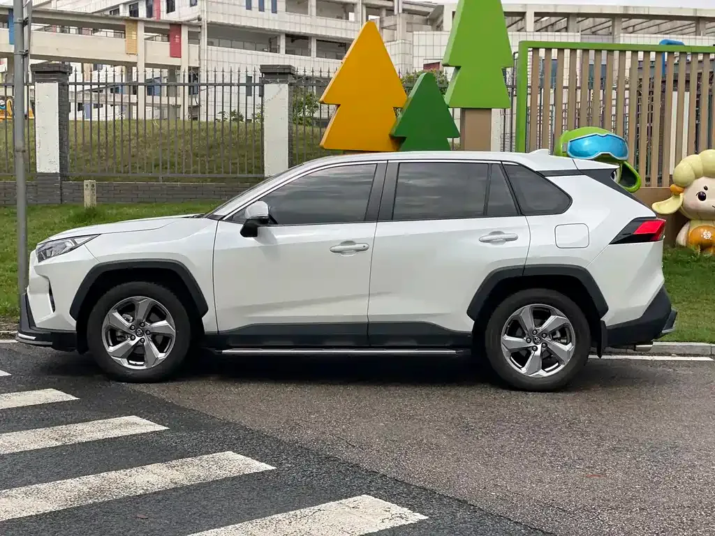 Toyota RAV4 — фото 4