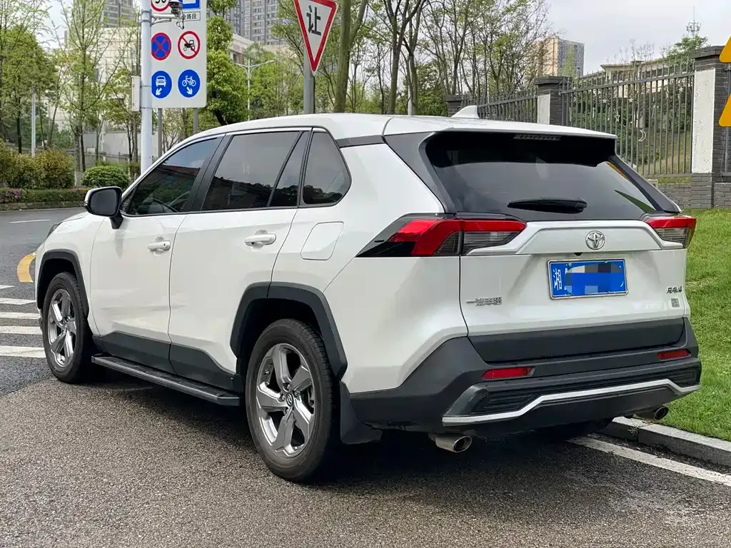 Toyota RAV4 — фото 10