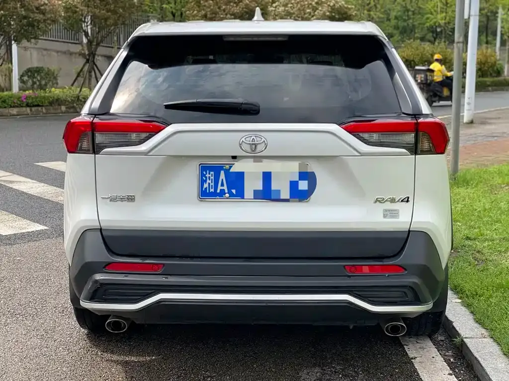 Toyota RAV4 — фото 8