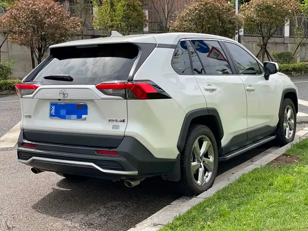 Toyota RAV4 — фото 6
